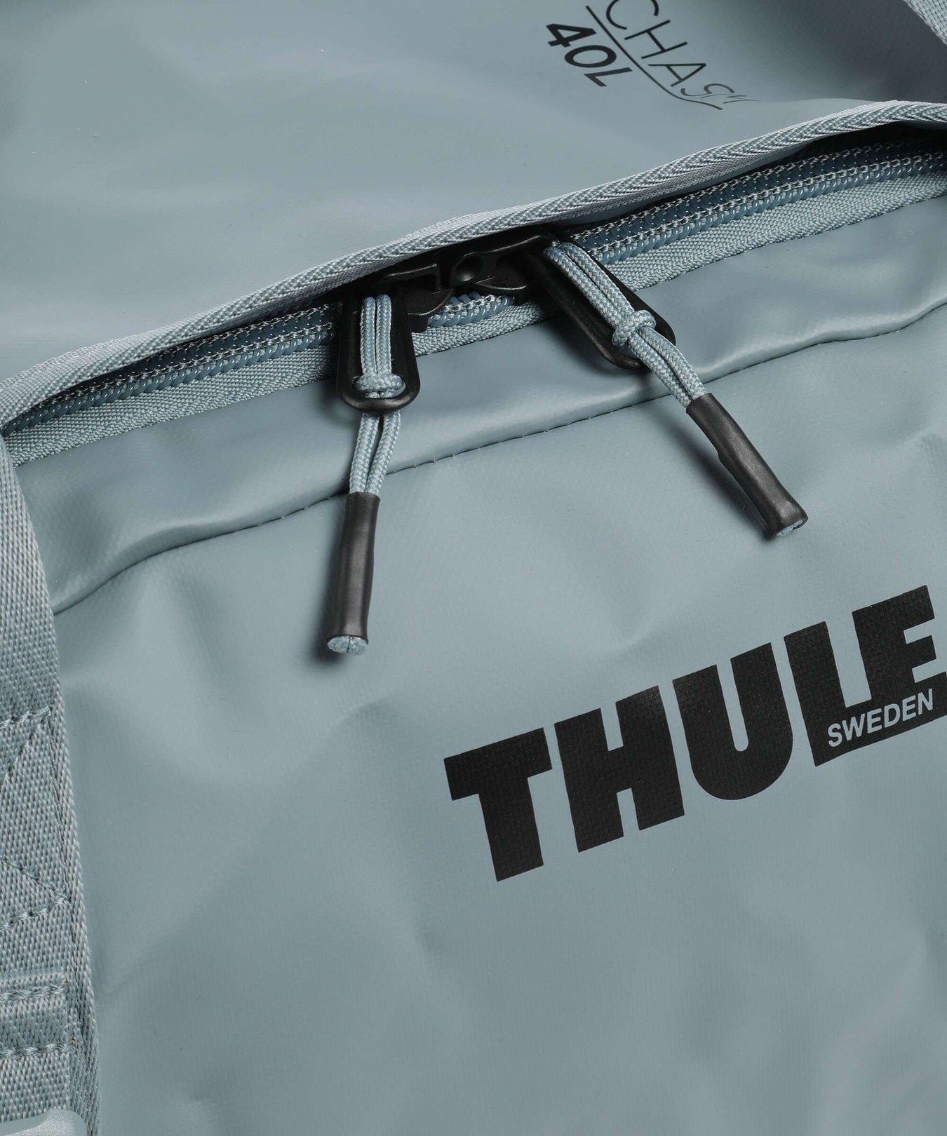 Thule Chasm 40 Weekend bag pond