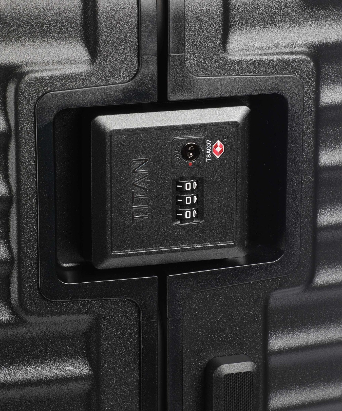 Titan Overseas Spinner (4 wheels) nightshade black