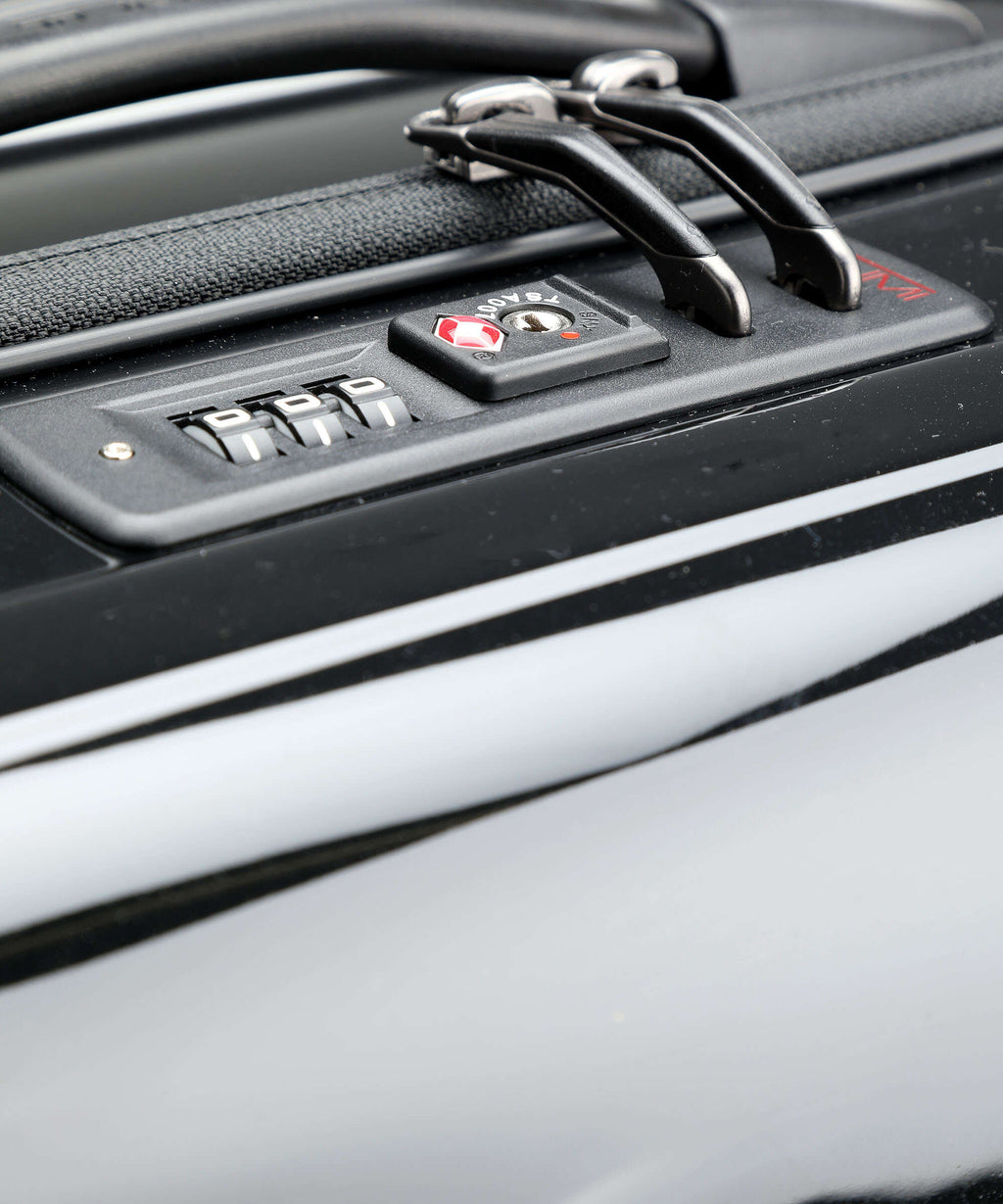 tumi V4 Spinner (4 wheels) black