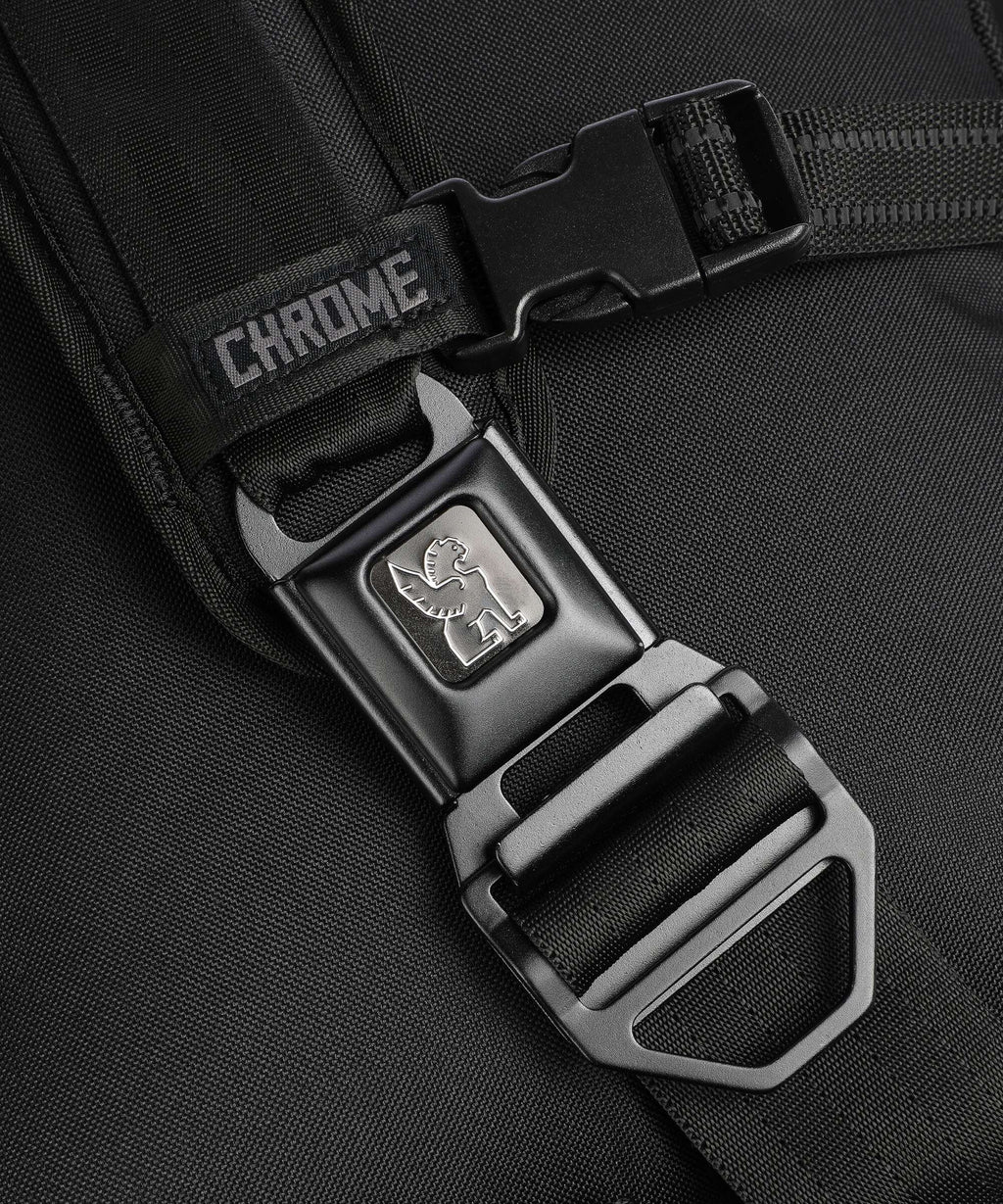 Chrome Kadet Max Crossbody bag black