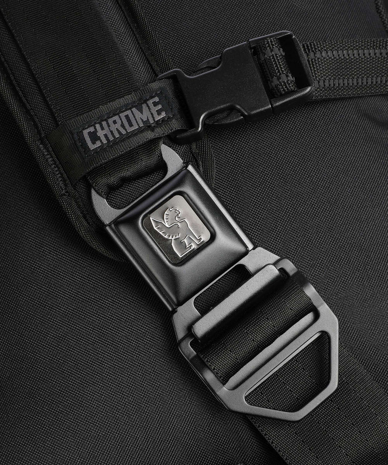 Chrome Kadet Max Crossbody bag black
