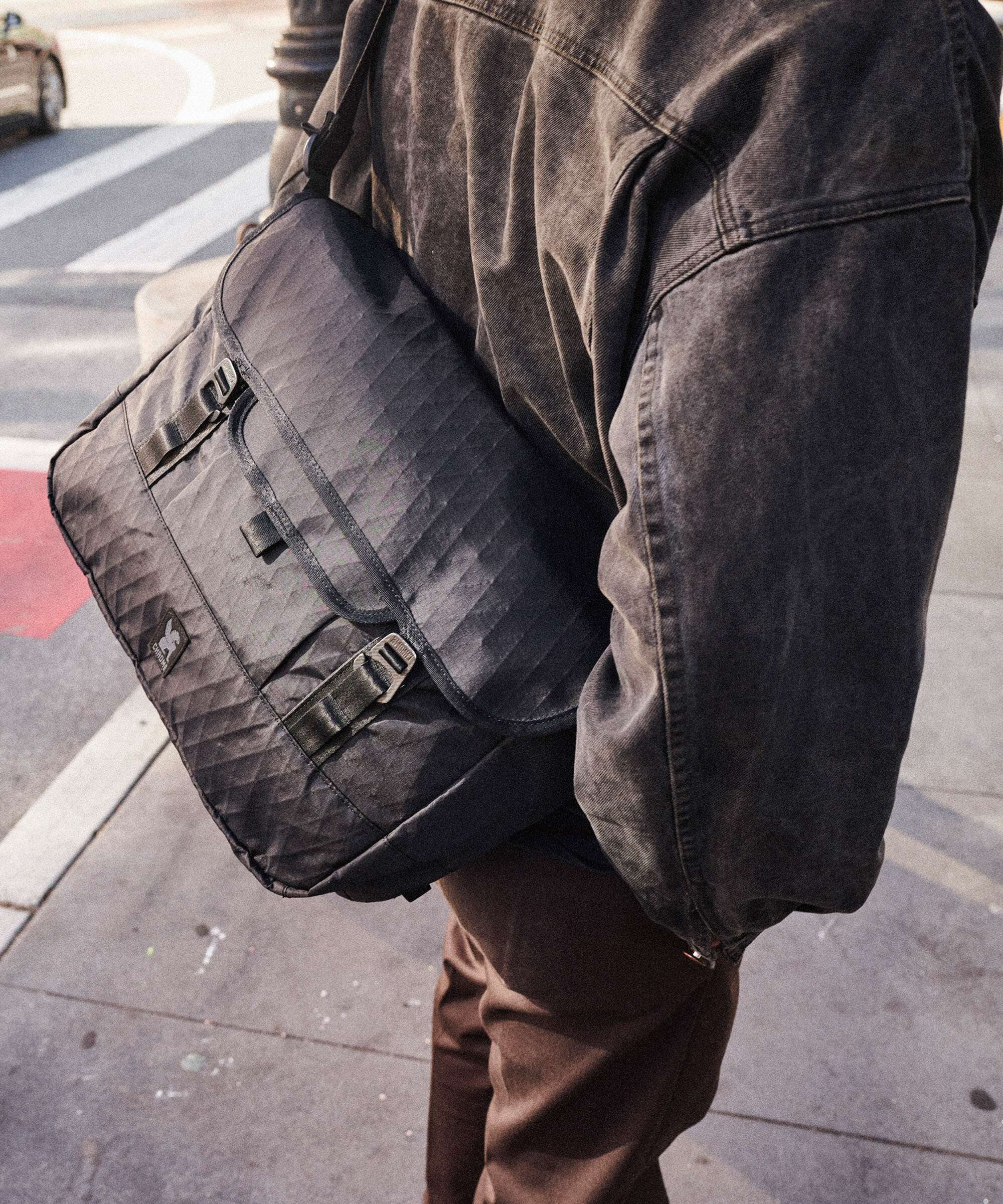 Chrome Midtown 20L Messenger bag sandstone